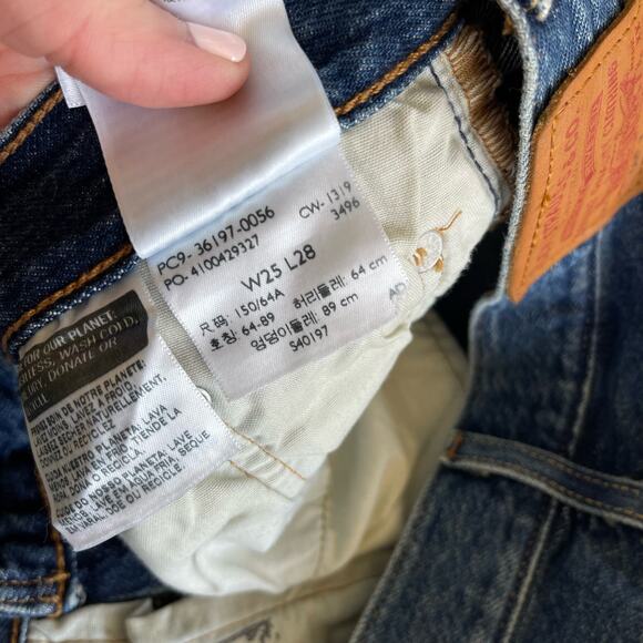 Levi's 501 Tapered Raw Hem Jeans Size 25 High Rise Mid‎ Blue Wash Rigid Denim - Picture 16 of 16